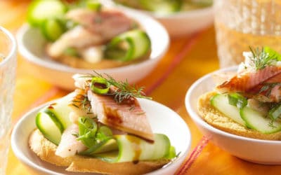 Crostini met paling en komkommer
