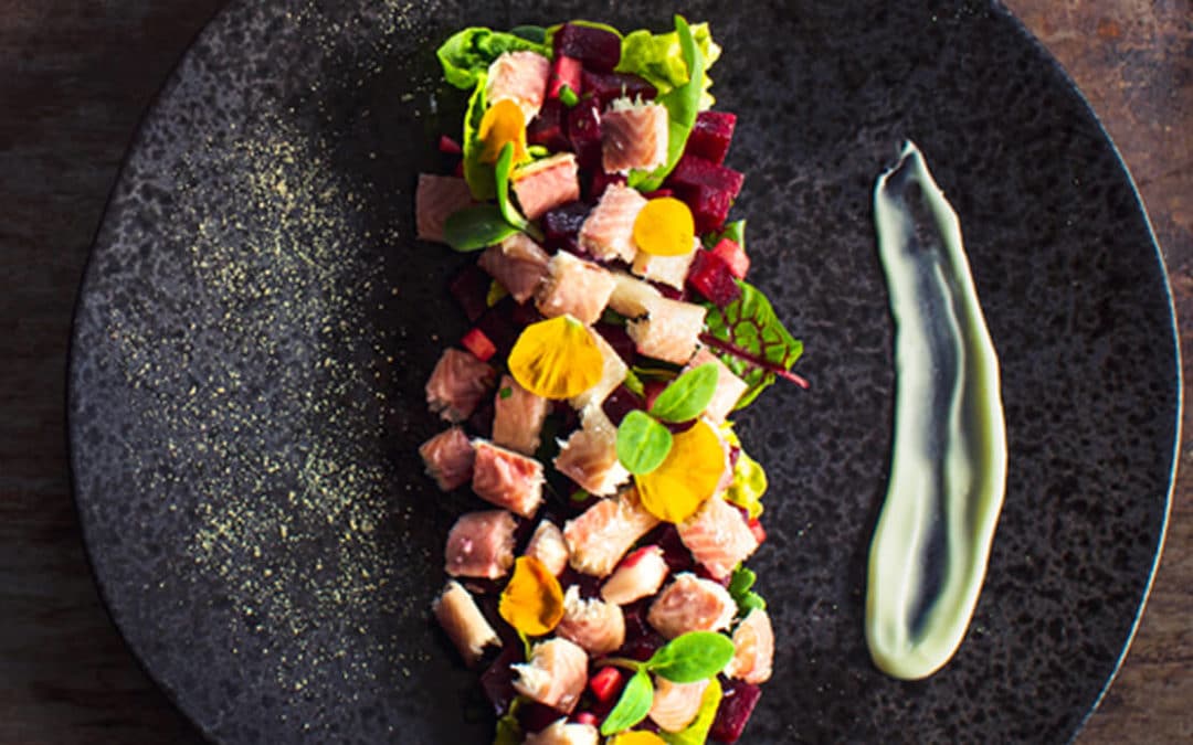 Salade van rode biet en gerookte paling