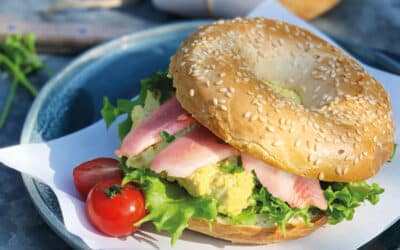 Bagel met eisalade en gerookte paling