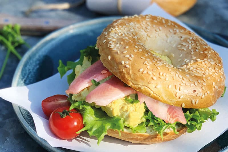 Bagel met eisalade en gerookte paling