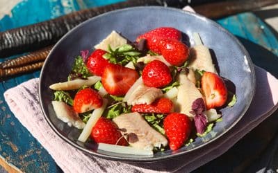Salade met aardbeien en asperges