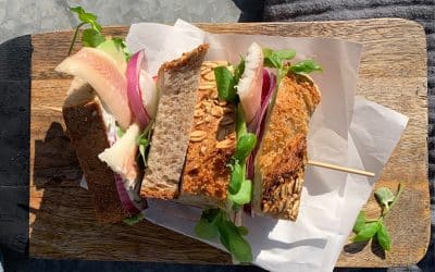 Pittige sandwich op een stokje